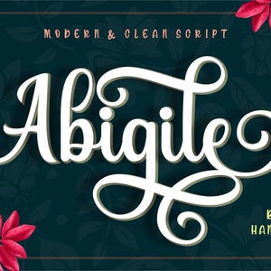 Può includere: Font script bianco con la parola "Abigile" scritta in uno stile moderno e pulito. Il testo è su uno sfondo verde scuro con un motivo floreale e foglie rosse.