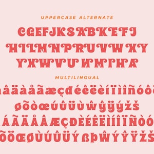 以下が含まれることがあります： 赤色の大文字と小文字のフォントアルファベットチャート。フォントは丸みを帯びたエッジを持つレトロスタイルです。チャートにはAからZまでの文字、アクセント文字、特殊文字が含まれています。