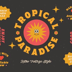 以下が含まれることがあります： 「トロピカルパラダイス」というテキストが黄色い文字で書かれたレトロなグラフィックデザイン。中央には笑顔の赤い太陽が描かれている。デザインには、「エンジョイサマー」と「グッドバイブス」というテキストも黄色と赤の文字で書かれている。「メイドウィズ」と「アベイラブルナウ」というテキストもデザインに含まれている。