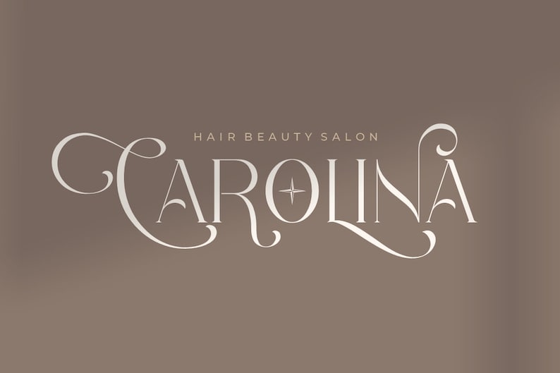 K&ouml;nnte beinhalten: Ein wei&szlig;es Logo mit dem Text "CAROLINA" in einer dekorativen Schriftart. Der Text "HAIR BEAUTY SALON" befindet sich oberhalb des Logos in einer kleineren Schriftart.