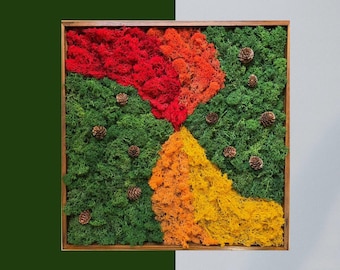 Peut inclure: Une œuvre d'art murale en mousse encadrée carrée avec un motif de mousse verte, rouge, orange et jaune. La mousse est disposée en un motif tourbillonnant avec de petits cônes de pin éparpillés.