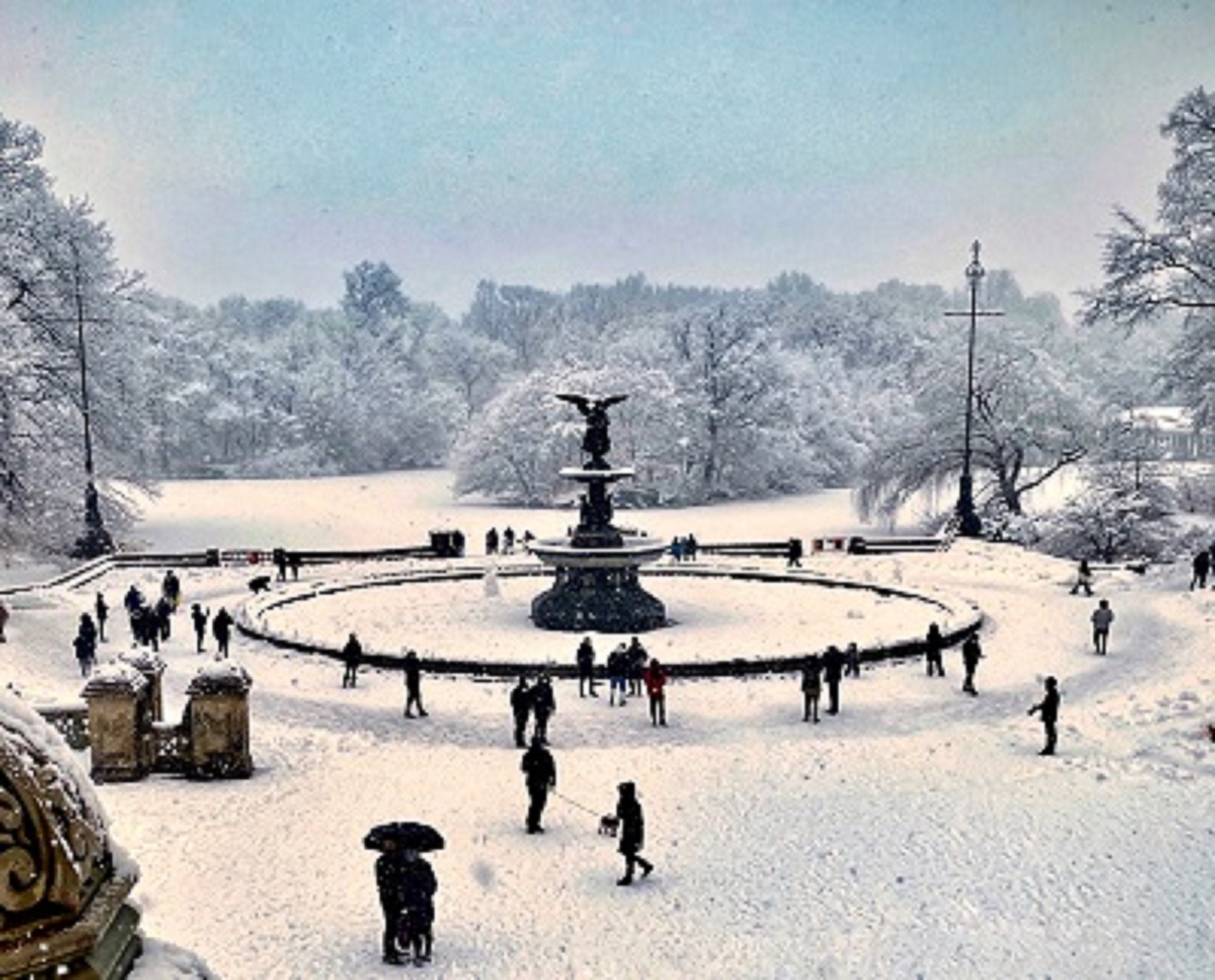 Bethesda Fountain in Central Park in Black & White, during a winter  snowstorm. Blizzard in Manhattan, New York City Stock Photo - Alamy