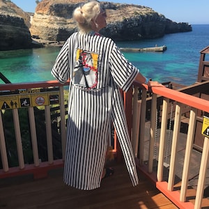 Kimono d'été LILU, kimono de plage fluide à rayures, robe de chambre coupe décontractée, robe ample à rayures, vêtements de plage bleu foncé et blanc, caftan patchwork, bohème