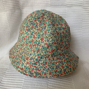 Kapelusz typu Bucket Hat z nadrukiem kwiatowym i paskami, dwustronny (obwód 52 cm), ręcznie robiony w Australii