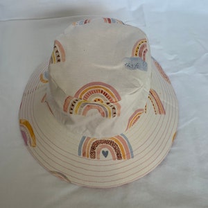 Kapelusz typu Bucket Hat z nadrukiem tęczy i intensywnego różu (obwód 56 cm), ręcznie robiony w Australii
