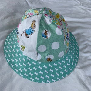 Kapelusz typu bucket hat z nadrukiem w odcieniu mięty, mieszany i dopasowywany (obwód 53 cm), ręcznie robiony w Australii