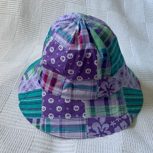 Fioletowy kapelusz typu bucket hat z nadrukiem w kratkę (obwód 1 x 47 cm i 1 x 51 cm), ręcznie robiony w Australii
