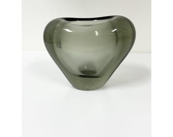 Jarrón de cristal gris en forma de corazón Holmegaard Per Lutken, firmado en 1959.