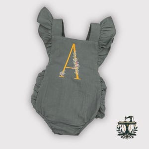 Pelele de lino personalizado para bebé: nalguita con volantes verde salvia