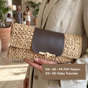 Könnte beinhalten: Eine rechteckige Clutch aus geflochtenem, beigefarbenem Material mit einer dunkelbraunen Klappe in Lederoptik und einem goldenen Drehverschluss aus Metall. Der Text Desirean und EN • DE • FR PDF Pattern EN • DE Video Tutorials ist sichtbar.