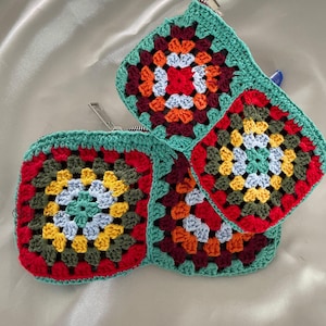 Cartera de patchwork fácil de hacer, cartera con cremallera estilo bohemio con toque vintage, monedero para celular, margaritas cuadradas de la abuela, verde salvia, descarga instantánea.