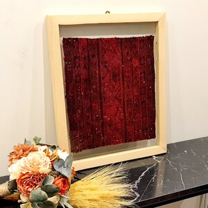 Remanente de alfombra étnica vintage, Kilim de pared con patrón tribal, arte enmarcado de alfombra roja, alfombra turca única enmarcada, decoración de pared boho, regalo de inauguración de la casa imagen 1