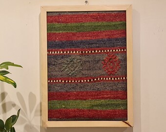 Decoración artística de tapices enmarcados, alfombra a rayas vintage y étnica