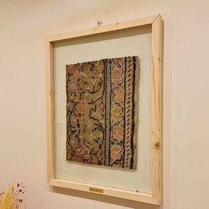 Textil colgante de pared independiente de mediados de siglo en marco, alfombra turca única enmarcada, idea de decoración de pared boho, regalo de inauguración de la casa, tapiz de pared de madera