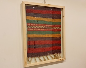 Gestreiftes ethnisches Motiv-Wandbehang-Teppichfragment des Südwestens, einzigartiger türkischer Teppich gerahmte Kunst, Boho-Wanddekor für Haus, Einweihungsgeschenkidee