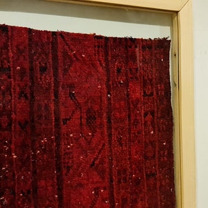 Remanente de alfombra étnica vintage, Kilim de pared con patrón tribal, arte enmarcado de alfombra roja, alfombra turca única enmarcada, decoración de pared boho, regalo de inauguración de la casa imagen 6