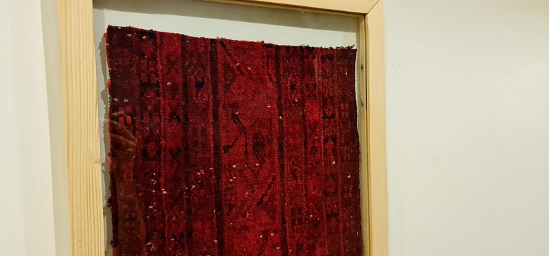 Remanente de alfombra étnica vintage, Kilim de pared con patrón tribal, arte enmarcado de alfombra roja, alfombra turca única enmarcada, decoración de pared boho, regalo de inauguración de la casa imagen 6
