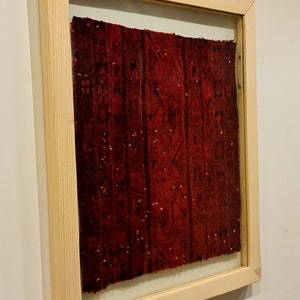 Remanente de alfombra étnica vintage, Kilim de pared con patrón tribal, arte enmarcado de alfombra roja, alfombra turca única enmarcada, decoración de pared boho, regalo de inauguración de la casa imagen 4