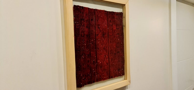 Remanente de alfombra étnica vintage, Kilim de pared con patrón tribal, arte enmarcado de alfombra roja, alfombra turca única enmarcada, decoración de pared boho, regalo de inauguración de la casa imagen 4