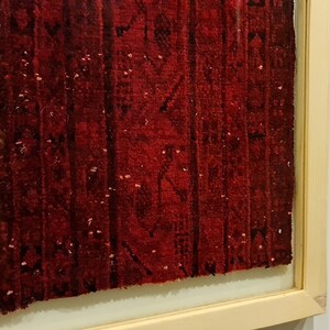 Remanente de alfombra étnica vintage, Kilim de pared con patrón tribal, arte enmarcado de alfombra roja, alfombra turca única enmarcada, decoración de pared boho, regalo de inauguración de la casa imagen 5