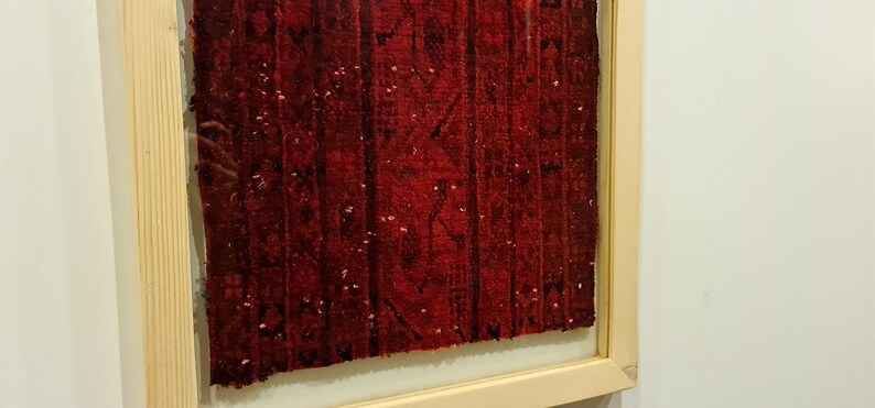 Remanente de alfombra étnica vintage, Kilim de pared con patrón tribal, arte enmarcado de alfombra roja, alfombra turca única enmarcada, decoración de pared boho, regalo de inauguración de la casa imagen 5