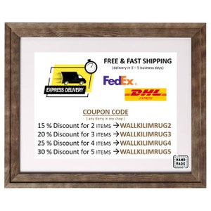 Pu&ograve; includere: Un'immagine incorniciata con sfondo bianco e testo che recita "SPEDIZIONE GRATUITA E VELOCE (consegna in 3-5 giorni lavorativi)" con i loghi di FedEx e DHL. L'immagine include anche un codice coupon per sconti sugli acquisti da 2 a 5 articoli. Il testo del codice coupon &egrave; "15% di sconto per 2 ARTICOLI -> WALLKILIMRUG2, 20% di sconto per 3 ARTICOLI -> WALLKILIMRUG3, 25% di sconto per 4 ARTICOLI -> WALLKILIMRUG4, 30% di sconto per 5 ARTICOLI -> WALLKILIMRUG5".