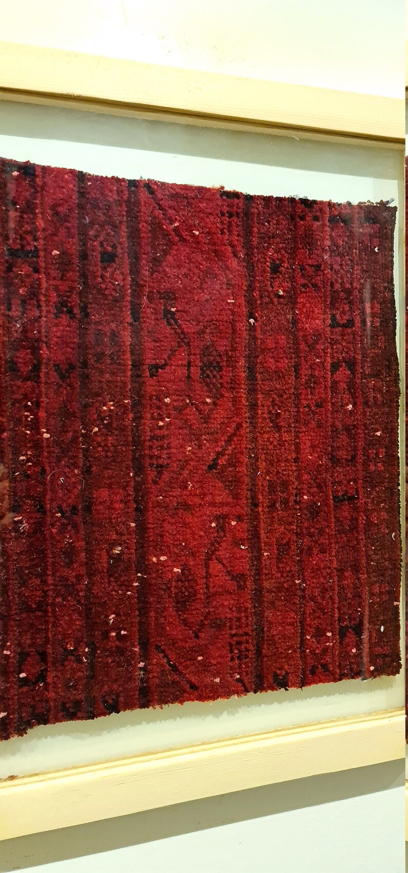 Remanente de alfombra étnica vintage, Kilim de pared con patrón tribal, arte enmarcado de alfombra roja, alfombra turca única enmarcada, decoración de pared boho, regalo de inauguración de la casa imagen 7