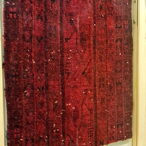 Remanente de alfombra étnica vintage, Kilim de pared con patrón tribal, arte enmarcado de alfombra roja, alfombra turca única enmarcada, decoración de pared boho, regalo de inauguración de la casa imagen 3