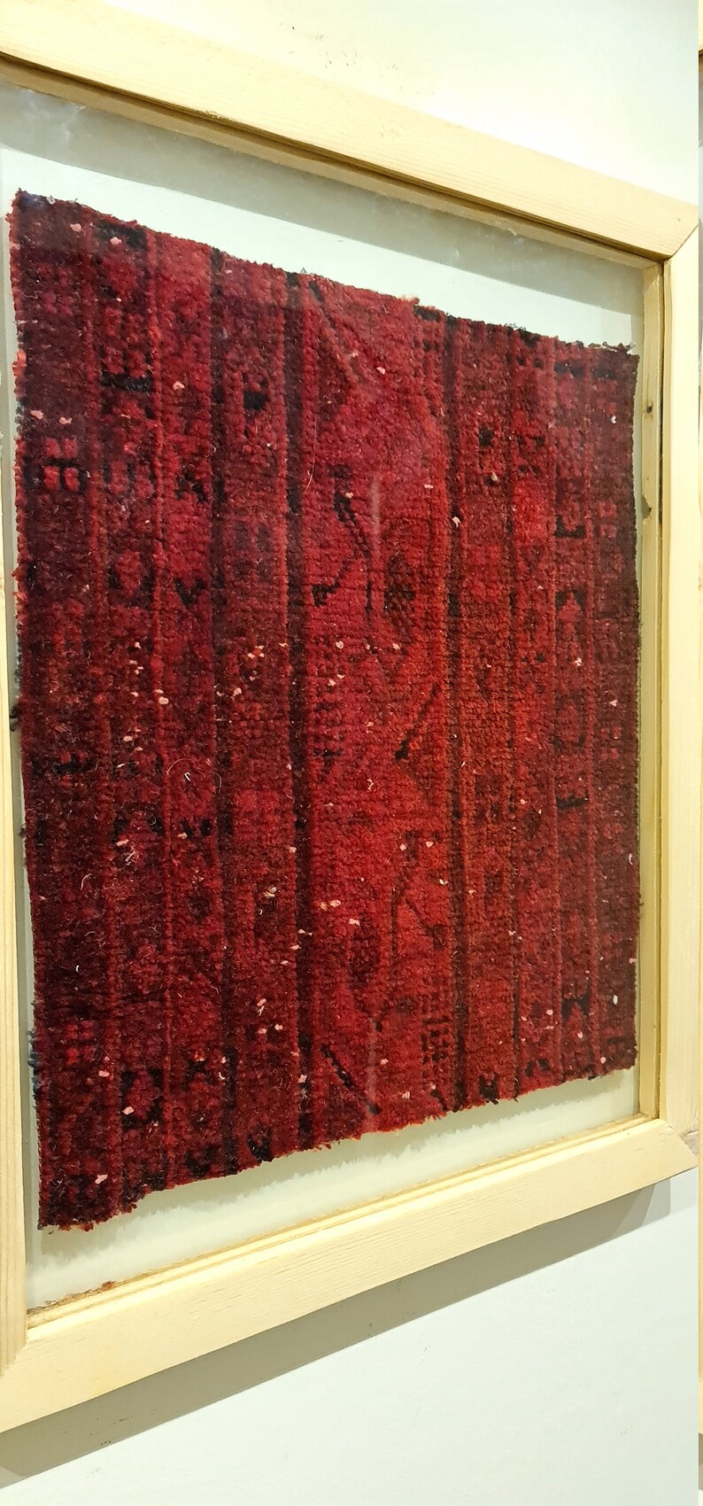 Remanente de alfombra étnica vintage, Kilim de pared con patrón tribal, arte enmarcado de alfombra roja, alfombra turca única enmarcada, decoración de pared boho, regalo de inauguración de la casa imagen 3