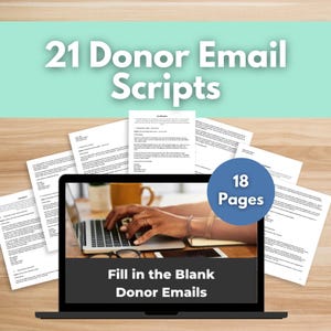 Op de afbeelding: Een laptopcomputer die een mockup van een document weergeeft met de tekst "21 Donor Email Scripts" en "Fill in the Blank Donor Emails". Het document wordt omringd door andere documenten met de tekst "18 Pages".