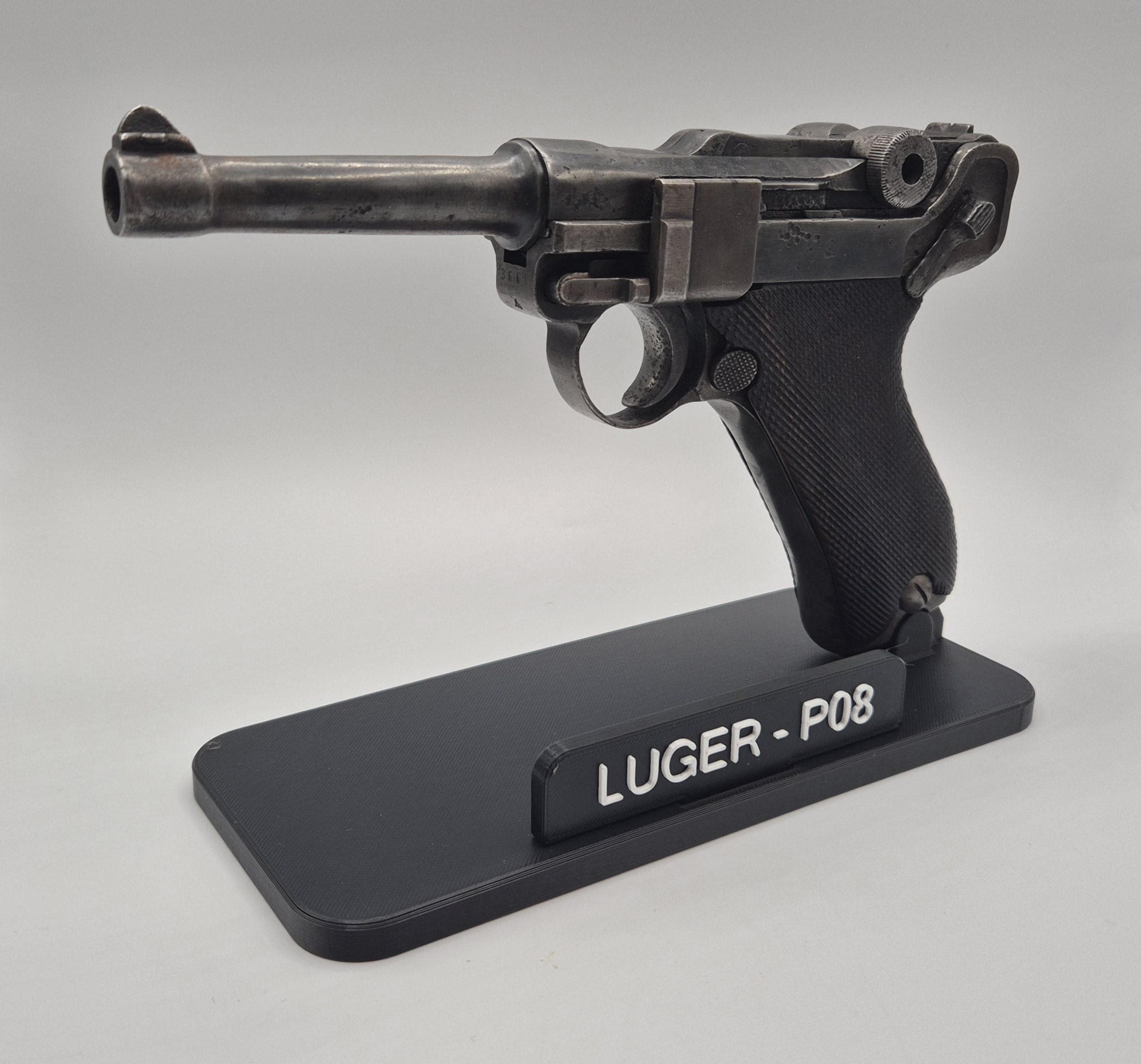 luger P08 とディスプレイスタンドのセットです luger P08 とディスプレイスタンドのセットです luger P08 と