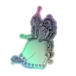 Może przedstawiać: Holograficzna naklejka przedstawiająca siedzącą królową w szczegółowej czarno-białej ilustracji. Królowa ma na sobie koronę i suknię ozdobioną sercami. Naklejka ma gradient kolorów, w tym zielony, niebieski i różowy.