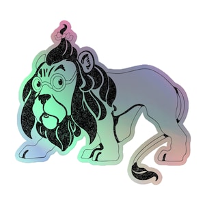 Może przedstawiać: Kapryśna naklejka przedstawiająca lwa z czarną grzywą, brodą i ogonem. Lew nosi okrągłe okulary i małą kokardkę. Naklejka ma holograficzne, opalizujące wykończenie w odcieniach niebieskiego, zielonego i różowego.
