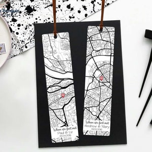 Speciale locatiekaart Gepersonaliseerd waar we elkaar voor het eerst ontmoetten Aangepaste kaartcadeau Gepersonaliseerde metalen bladwijzer Bladwijzers Valentijnscadeau