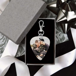 Sleutelhanger plectrum Gepersonaliseerde metalen foto en tekst Dubbelzijdige plectrumsleutelhanger Gepersonaliseerd cadeau voor hem