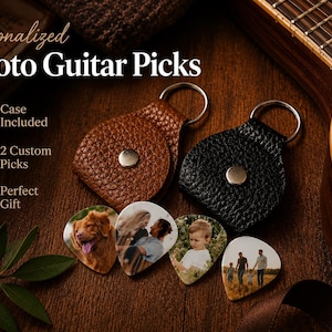Può includere: Due custodie per plettri in pelle testurizzata marrone e nera con chiusure a scatto argentate, accompagnate da quattro plettri con fotografie stampate di un cane, una coppia, un bambino e una famiglia. Il testo recita Personalized Photo Guitar Picks.