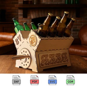 Pode incluir: Um porta-cervejas de madeira com um design de engrenagem e alça, segurando várias garrafas de cerveja marrons e verdes. O porta-cervejas tem a palavra "BEER" gravada na frente e um emblema de caveira. O porta-cervejas está em uma mesa de madeira.