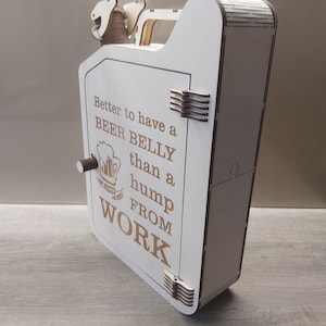 Puede incluir: Caja de madera blanca con forma de bid&oacute;n de gasolina con una puerta con bisagras. La caja tiene un recorte de una jarra de cerveza y el texto "Better to have a BEER BELLY than a hump FROM WORK".