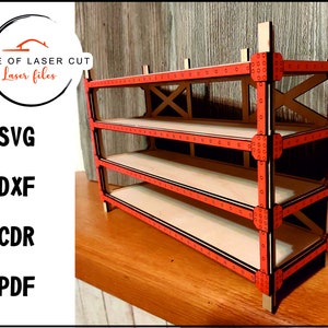 Puede incluir: Una estantería de madera de cuatro niveles con detalles rojos. La estantería está hecha de madera contrachapada y tiene un aspecto rústico. Los estantes están sostenidos por soportes metálicos rojos. La estantería es perfecta para exhibir objetos pequeños u organizar un espacio de trabajo.