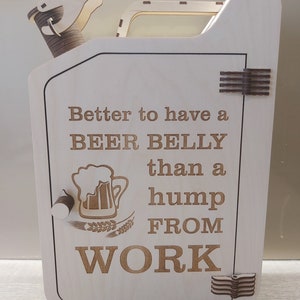 Puede incluir: Caja de madera con forma de bid&oacute;n de gasolina con una puerta con bisagras. La puerta tiene un jarro de cerveza y espigas de trigo grabadas. El texto en la caja dice "Better to have a BEER BELLY than a hump FROM WORK".
