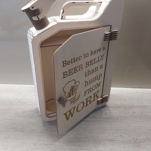 Puede incluir: Una caja de madera con forma de bid&oacute;n de gasolina con una puerta con bisagras. La puerta tiene un gr&aacute;fico de jarra de cerveza y el texto "Mejor tener una BARRIGA DE CERVEZA que una joroba del TRABAJO".