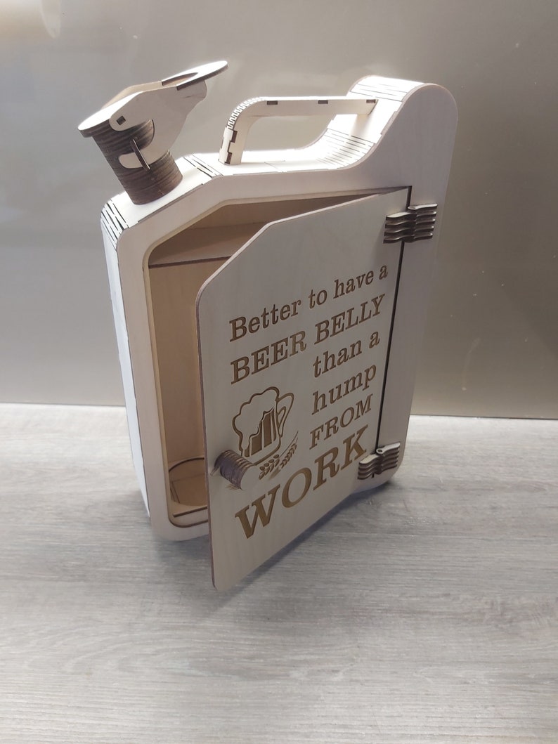 Puede incluir: Una caja de madera con forma de bid&oacute;n de gasolina con una puerta con bisagras. La puerta tiene un gr&aacute;fico de jarra de cerveza y el texto "Mejor tener una BARRIGA DE CERVEZA que una joroba del TRABAJO".