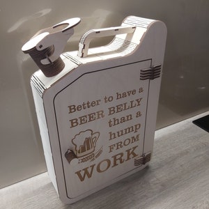 Puede incluir: Una caja de madera con forma de bid&oacute;n de gasolina con una puerta con bisagras y un asa. La caja tiene un dise&ntilde;o grabado con l&aacute;ser de una jarra de cerveza y el texto "Better to have a BEER BELLY than a hump from WORK".