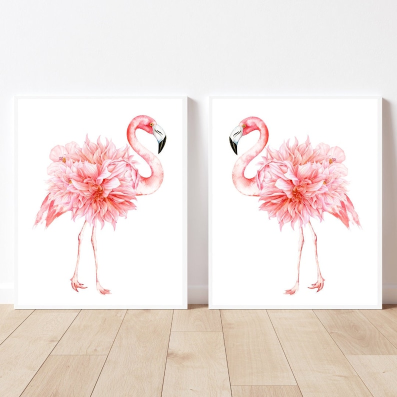 Pu&ograve; includere: Due illustrazioni di fenicotteri rosa con accenti di fiori rosa su uno sfondo bianco. I fenicotteri sono rivolti in direzioni opposte.