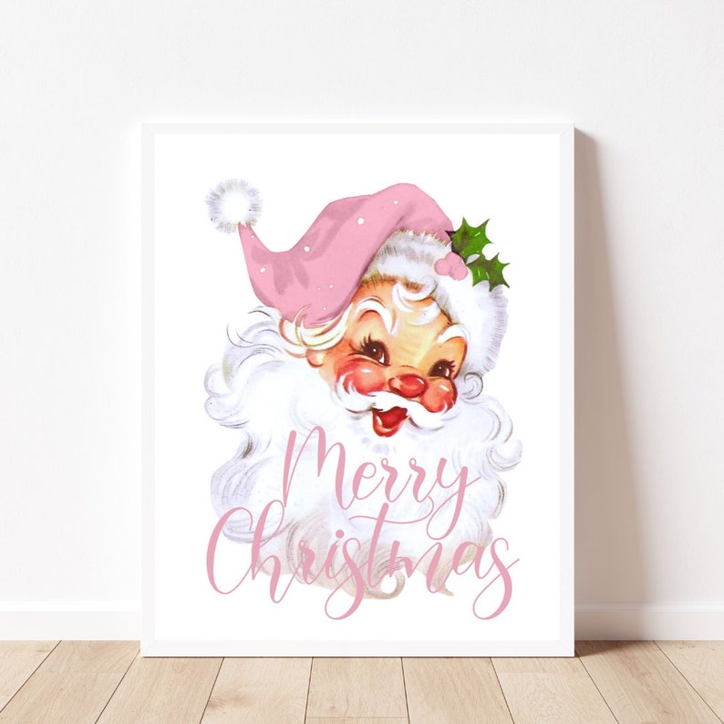 Pu&ograve; includere: Una stampa natalizia in stile vintage con un Babbo Natale di cartone animato con un cappello e una barba rosa. Il testo "Merry Christmas" &egrave; scritto in lettere corsive rosa.
