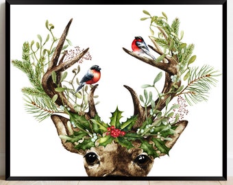 Può includere: Stampa ad acquerello di una testa di cervo con corna adornate di verde e due uccelli. Gli uccelli hanno piume rosse e grigie. Le corna sono decorate con agrifoglio, vischio e rami di pino. L'opera è incorniciata in una cornice nera.