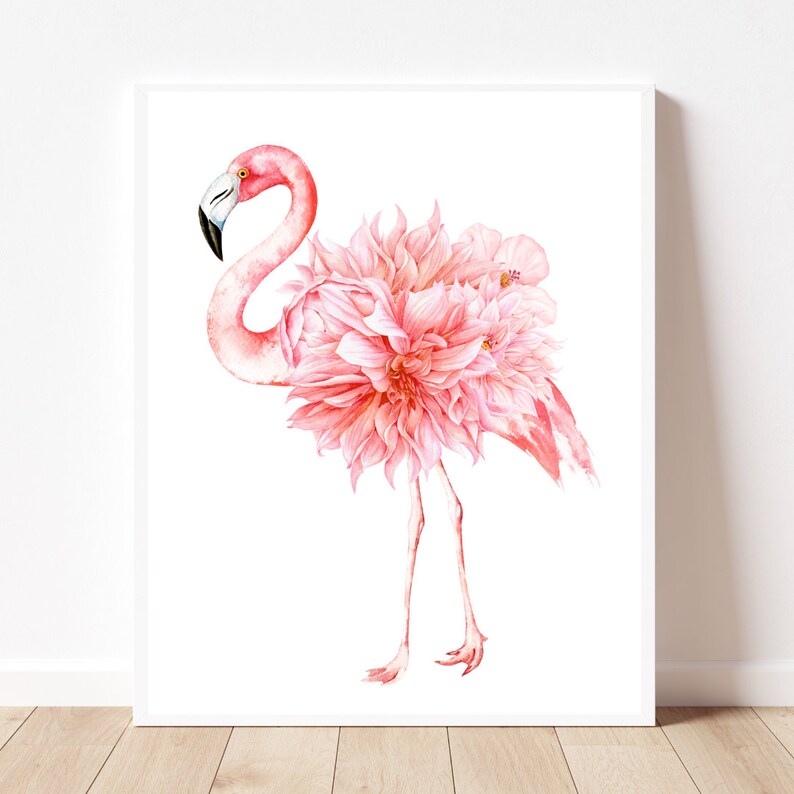 Pu&ograve; includere: Un fenicottero rosa con un disegno di fiori rosa sulla schiena. Il fenicottero sta in piedi su una gamba con la testa girata di lato.