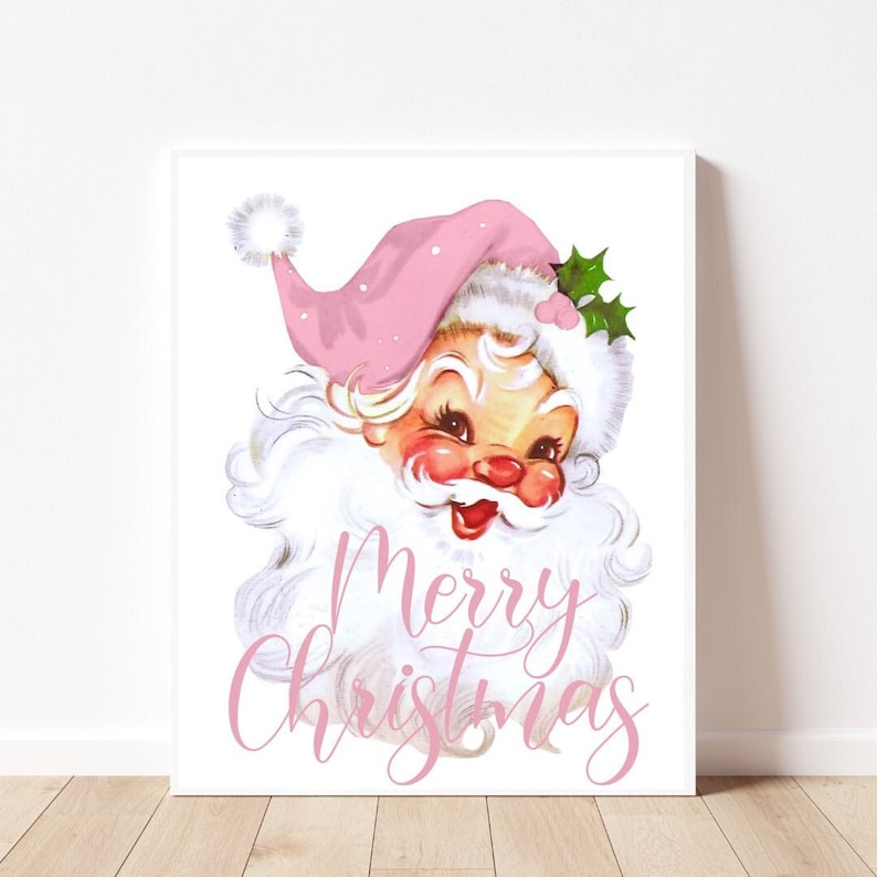 Pu&ograve; includere: Un'illustrazione natalizia vintage rosa e bianca di Babbo Natale con il testo "Buon Natale" in rosa.