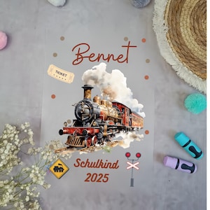 Könnte beinhalten: Ein personalisiertes Schul-Schild mit einer Vintage-Zug-Illustration. Das Schild zeigt den Namen "Bennet" in brauner Schrift, ein Zugticket und den Text "Schulkind 2025" in brauner Schrift.
