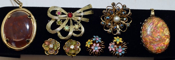 Collection of vintage jewelry - image 6